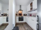 Küche mit großem Kühlschrank und großem TK-Fach