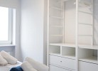 Offener Schrank im Schlafzimmer
