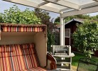 Überdachte Terrasse mit Strandkorb und Grill