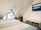 TV am Doppelbett oben