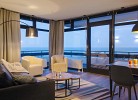 Wohnzimmer mit Eckbalkon und Meerblick