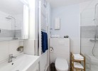 Bad mit großer Walkin-Dusche 