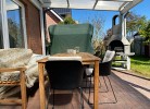 Überdachte Terrasse mit Strandkorb und Grill