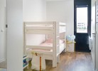 Kinderzimmer mit großem Kleiderschrank