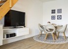 Esstisch und TV