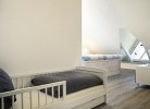 Kinderbett und Doppelbett oben