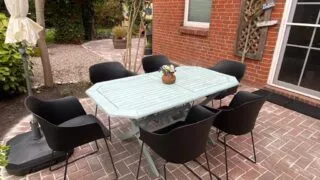 cozy_cottage_1_gartentisch_mit_stuehlen