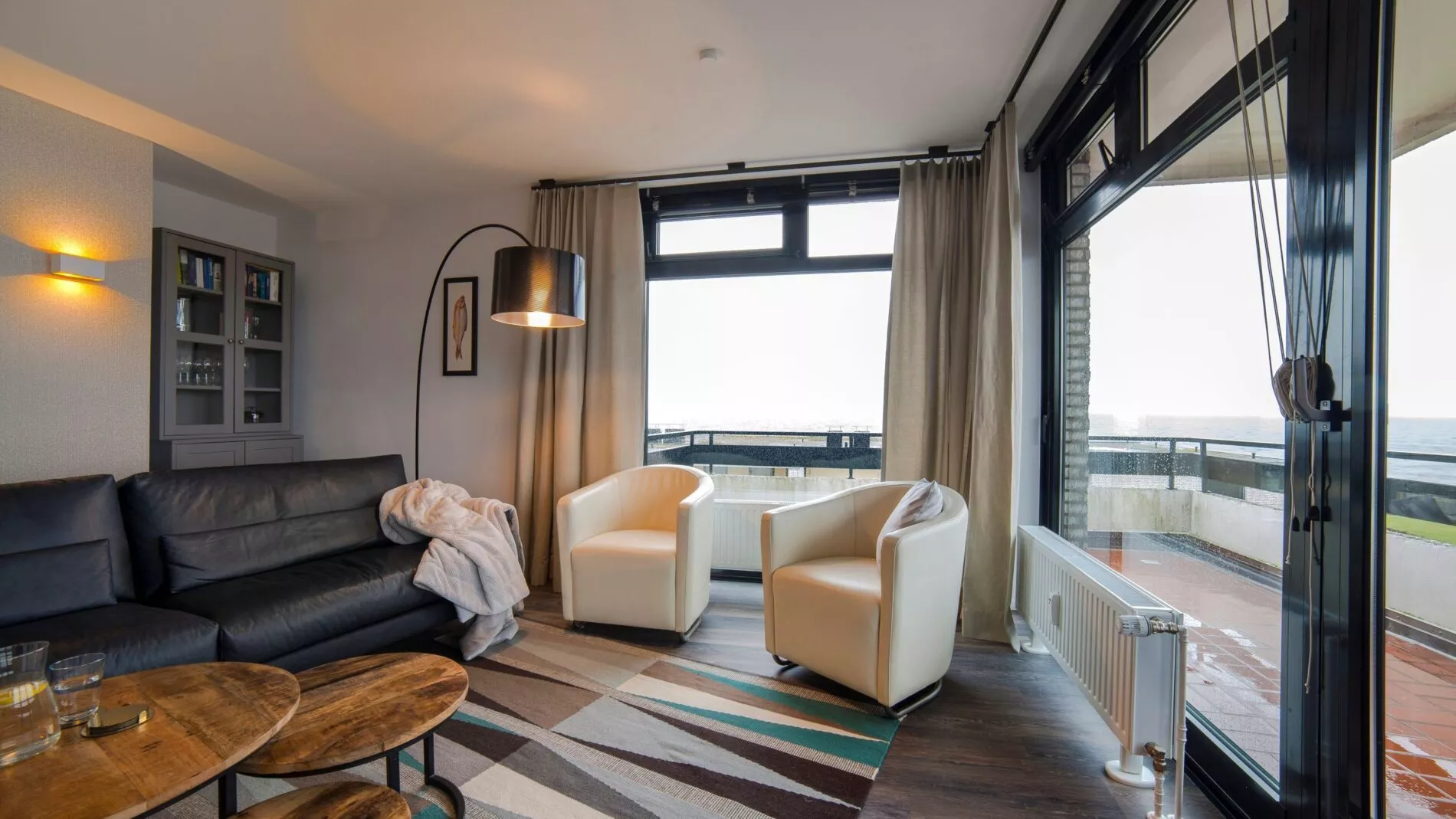 01-ferienwohnung_fehmarn_180_grad_meerblick_wohnzimmer