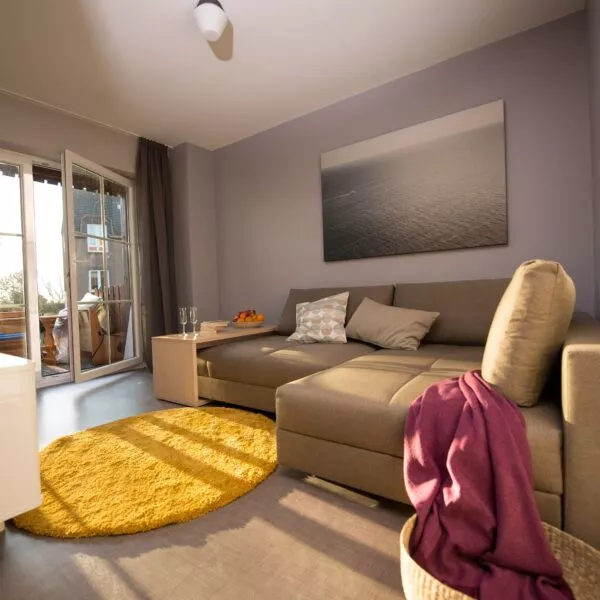 01-ferienwohnung_fehmarn_kleiner_sundblick_am_meer_wohnzimmer