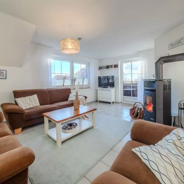 01_wohnzimmer_ferienwohnung_wenkendorf_kaminjpg