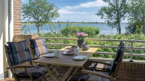 05-ferienwohnung_fehmarn_meerblick_lemkenhafen_balkon 05-ferienwohnung_fehmarn_meerblick_lemkenhafen_balkon