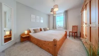 05_schlafzimmer_ferienwohnung_wenkendorf_eg_doppelbett