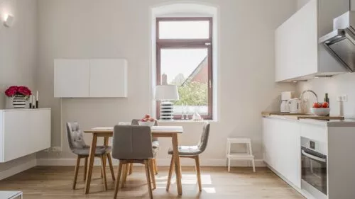 ferienwohnung_fehmarn_helle_stuuv_essbereich_kueche ferienwohnung_fehmarn_helle_stuuv_essbereich_kueche