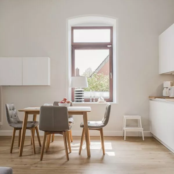 ferienwohnung_fehmarn_helle_stuuv_essbereich_kueche