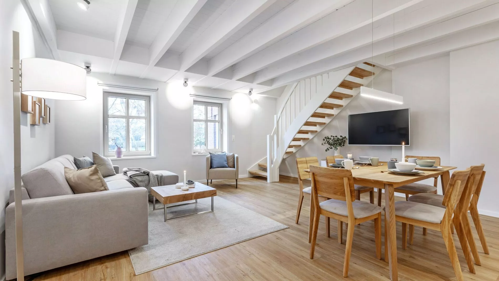 ferienwohnung_fehmarn_mittenmang_wohnzimmer_essbereich