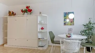 03_ferienwohnung_strandburg_meeresidylle_essbereich_schrankbett 03_ferienwohnung_strandburg_meeresidylle_essbereich_schrankbett